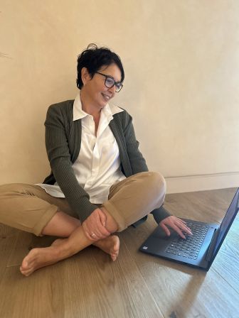 Image of Reshape your Body Wilma Anderson in front of a Laptop